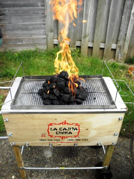 Preparar el carbón en la Caja China